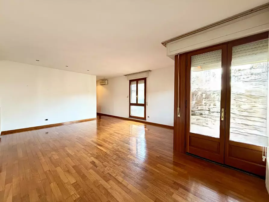 Immagine 3 di Appartamento in vendita  a Lucca