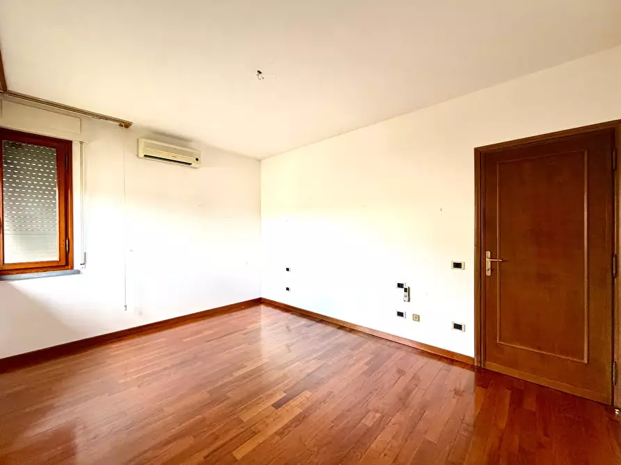 Immagine 13 di Appartamento in vendita  a Lucca