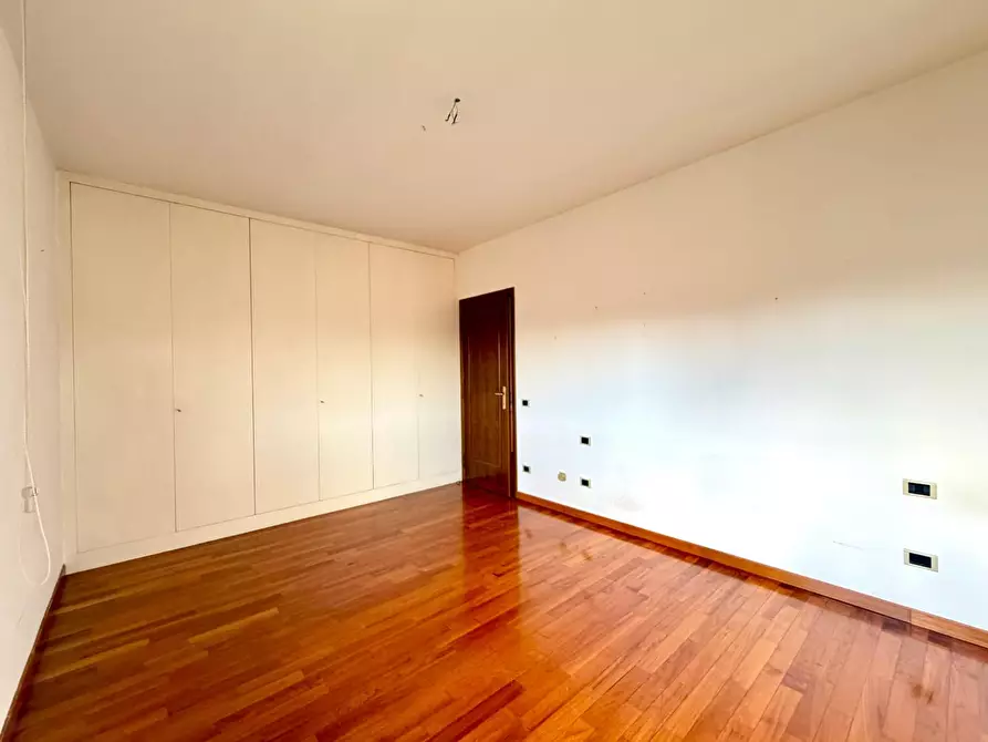 Immagine 10 di Appartamento in vendita  a Lucca