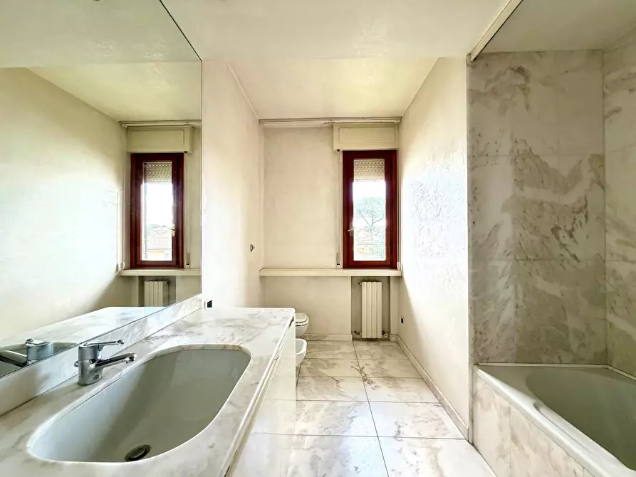 Immagine 18 di Appartamento in vendita  a Lucca