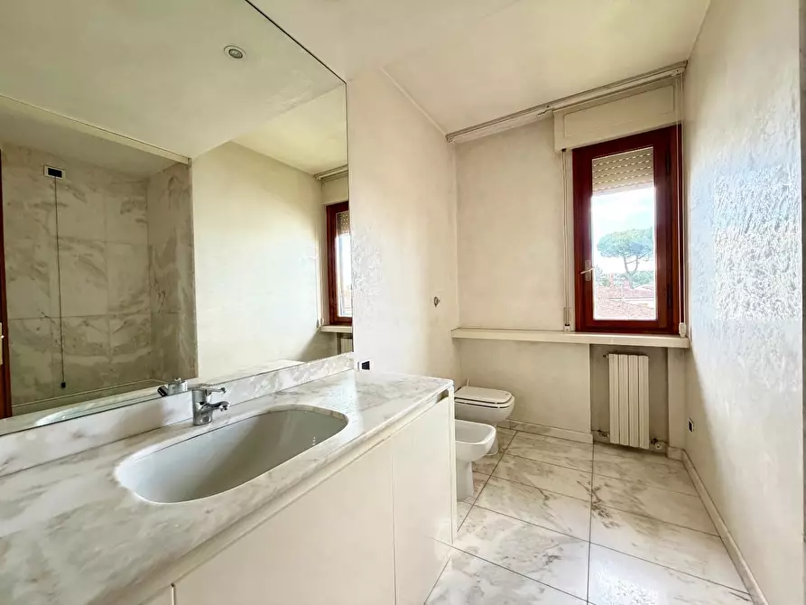 Immagine 28 di Appartamento in vendita  a Lucca