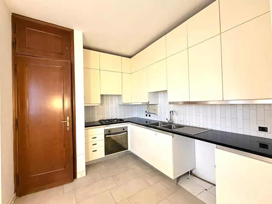 Immagine 6 di Appartamento in vendita  a Lucca