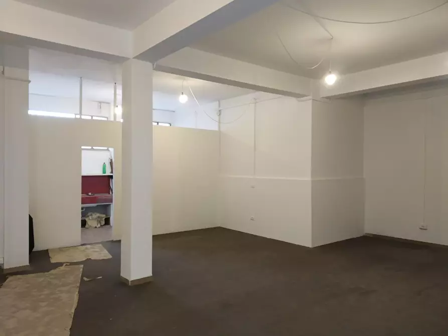 Immagine 2 di Locale commerciale in affitto  a Cascina