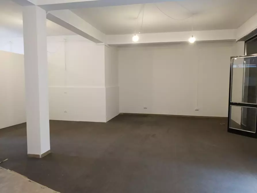 Immagine 1 di Locale commerciale in affitto  a Cascina