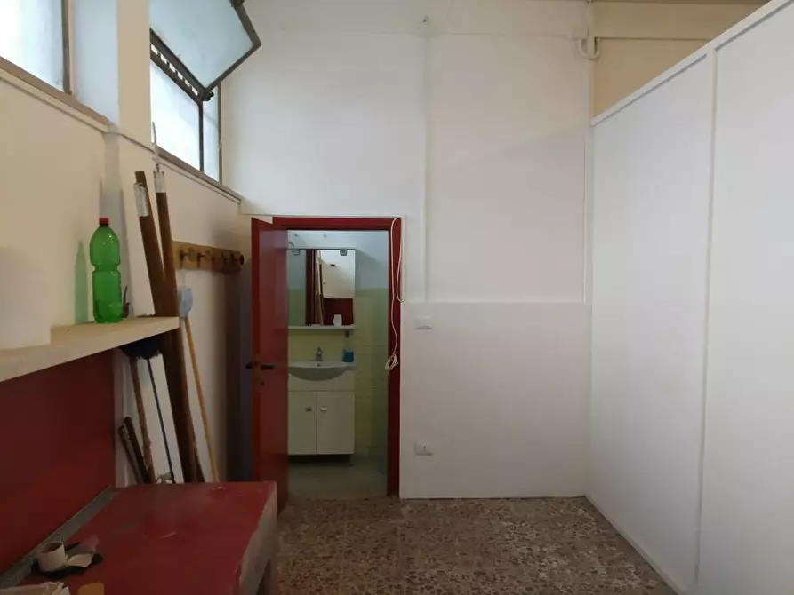 Immagine 3 di Locale commerciale in affitto  a Cascina