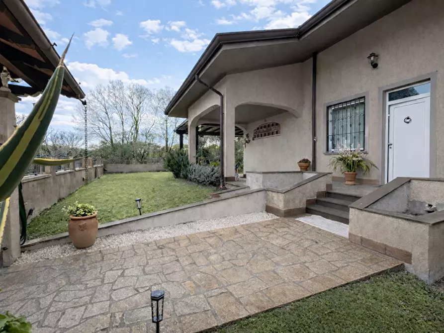 Immagine 2 di Villa in vendita  a Camaiore