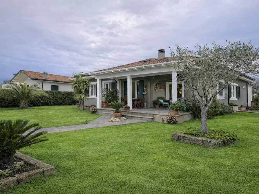 Immagine 1 di Villa in vendita  a Camaiore