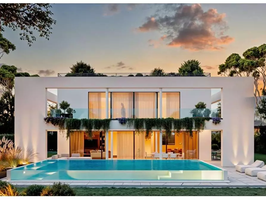 Immagine 3 di Villa in vendita  a Forte Dei Marmi