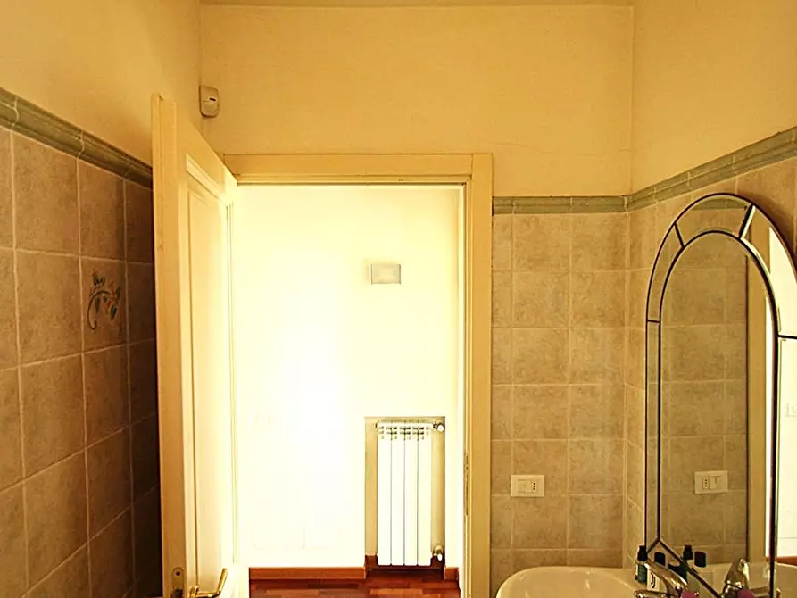 Immagine 16 di Villa in vendita  a Capannori