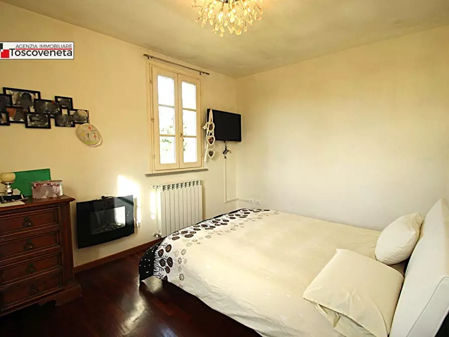 Immagine 12 di Villa in vendita  a Capannori