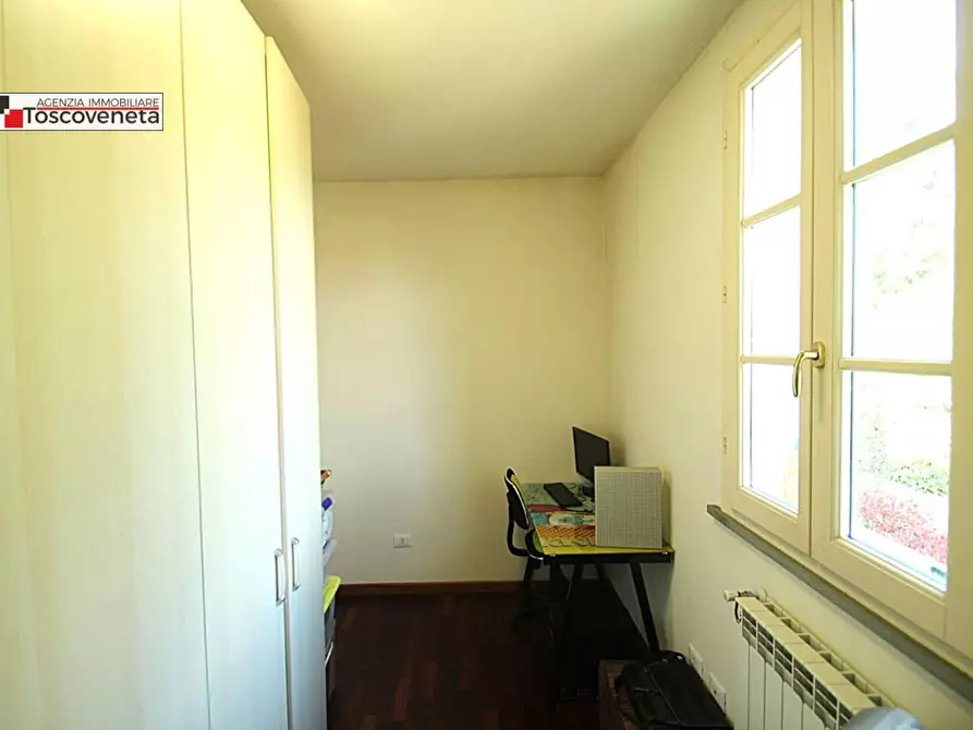 Immagine 21 di Villa in vendita  a Capannori