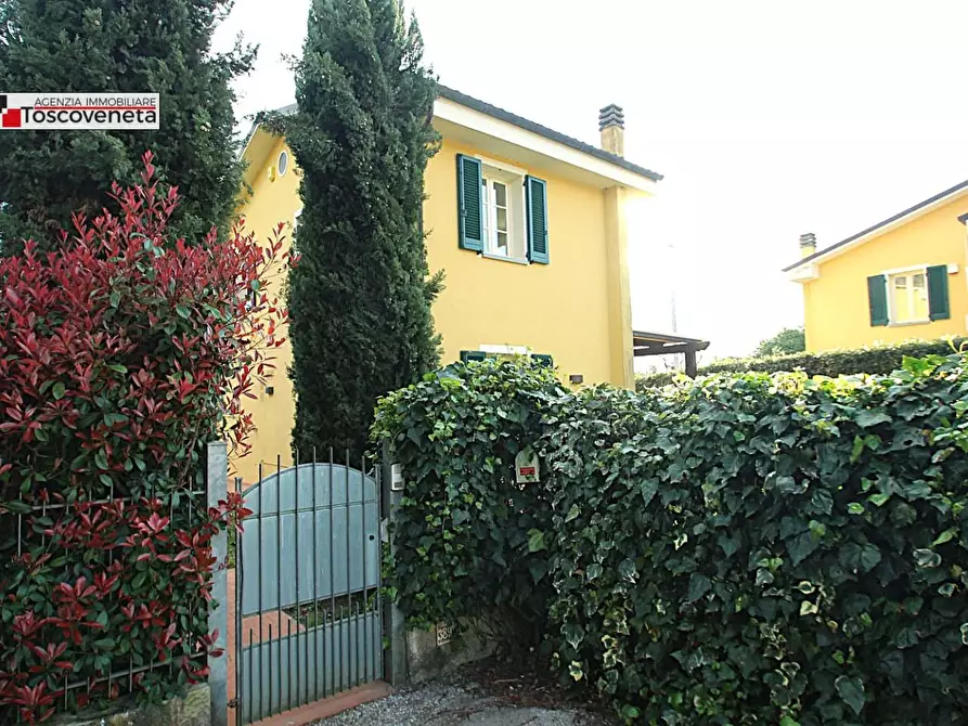 Immagine 1 di Villa in vendita  a Capannori