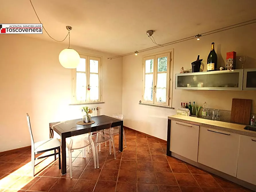 Immagine 25 di Villa in vendita  a Capannori