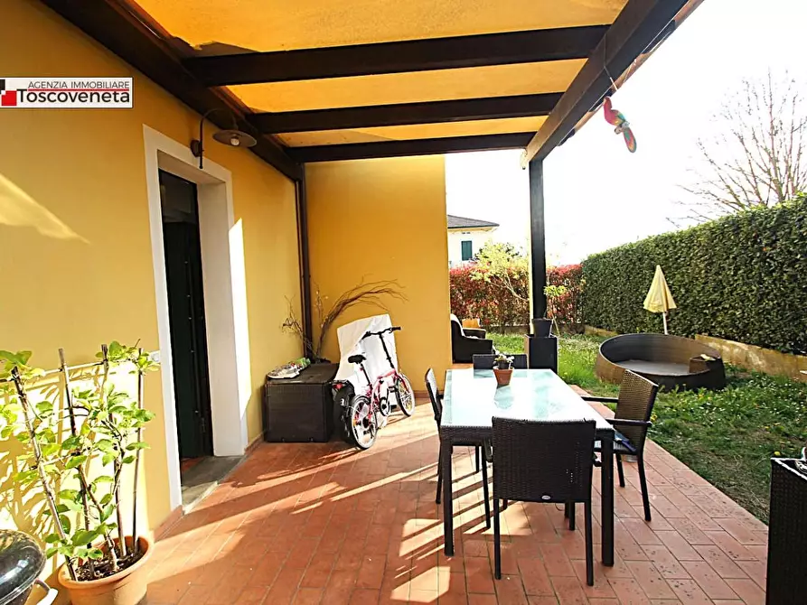 Immagine 2 di Villa in vendita  a Capannori