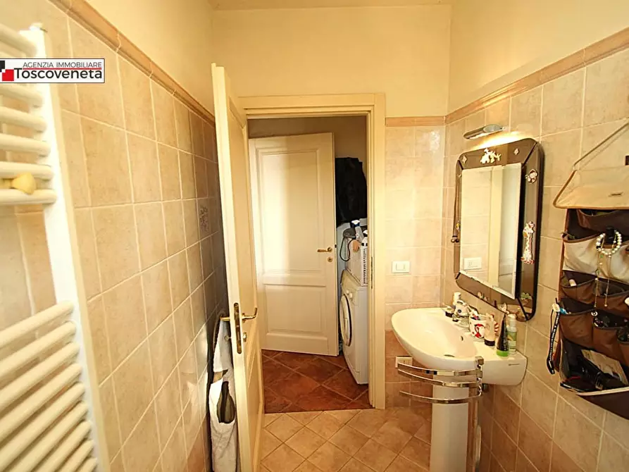 Immagine 11 di Villa in vendita  a Capannori