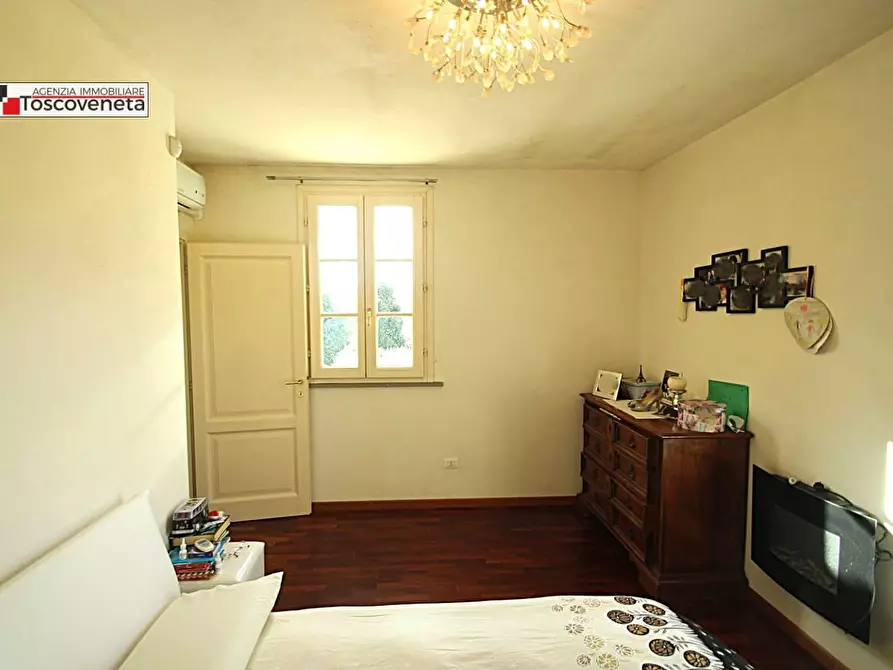 Immagine 13 di Villa in vendita  a Capannori