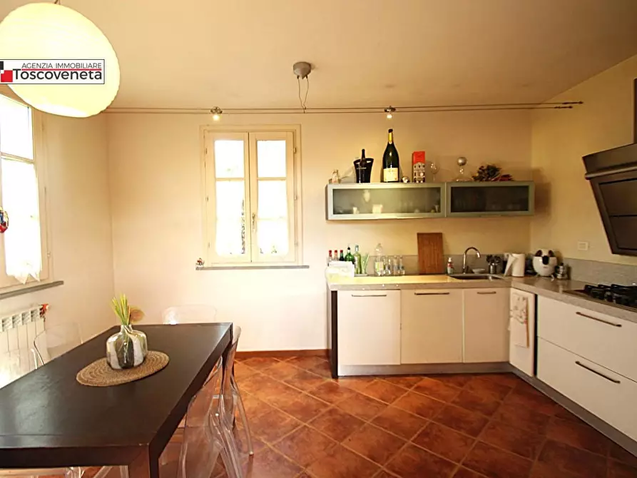 Immagine 5 di Villa in vendita  a Capannori