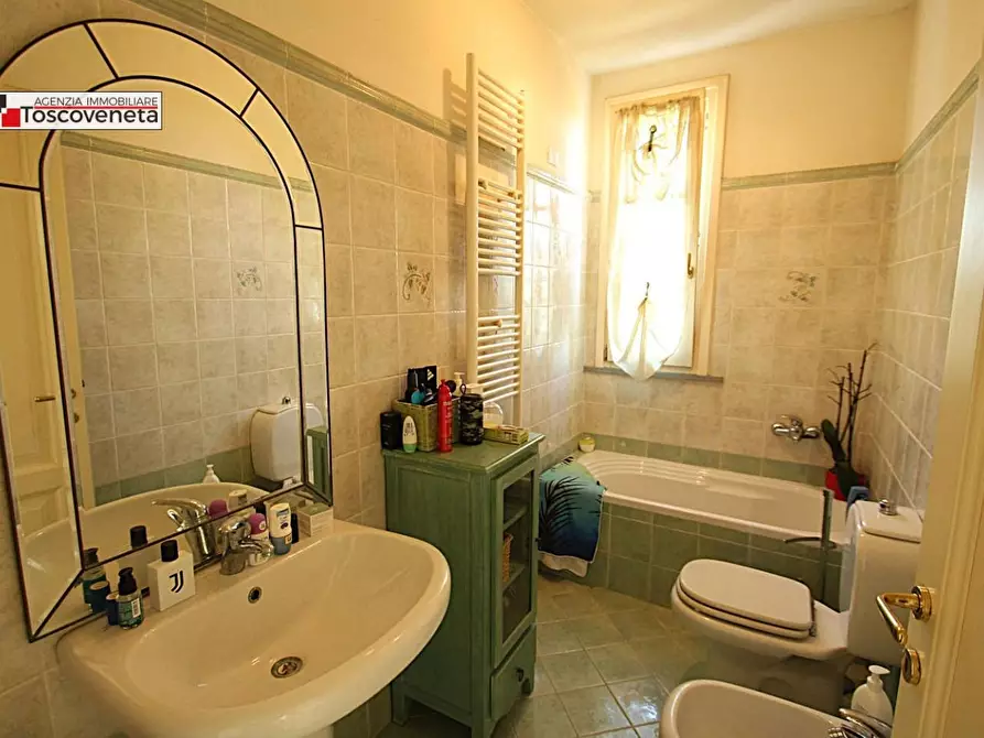 Immagine 14 di Villa in vendita  a Capannori