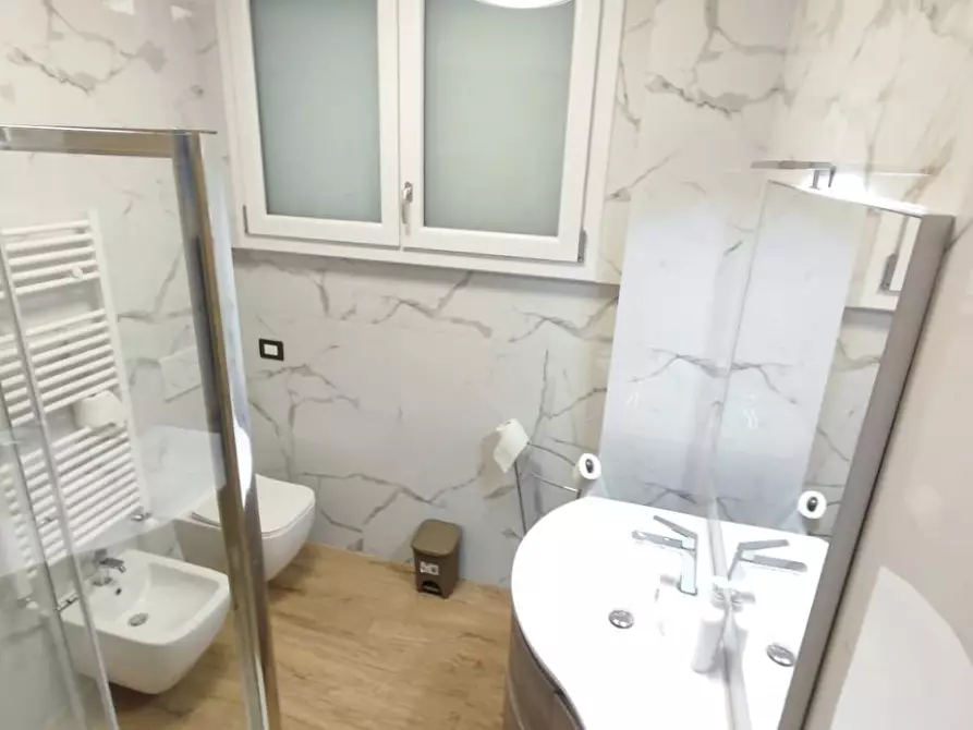 Immagine 17 di Appartamento in vendita  a Viareggio