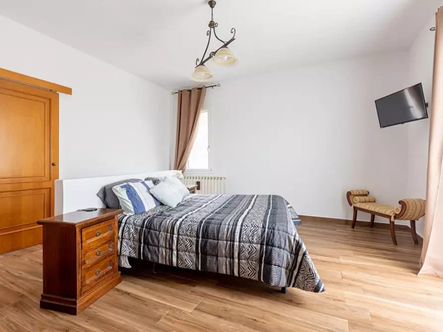 Immagine 10 di Casa indipendente in vendita  a Santa Maria A Monte