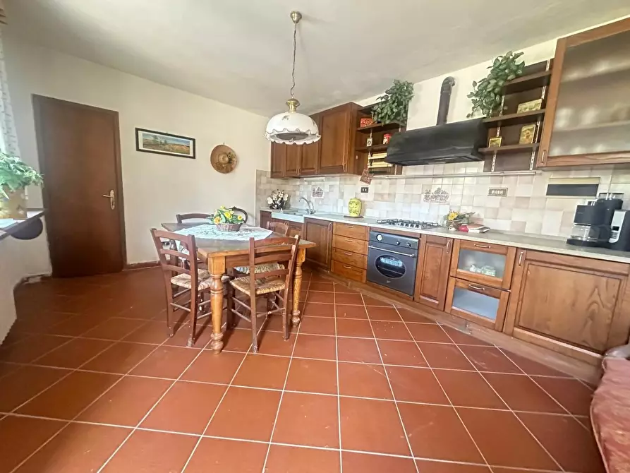 Immagine 2 di Villa in vendita  a Larciano
