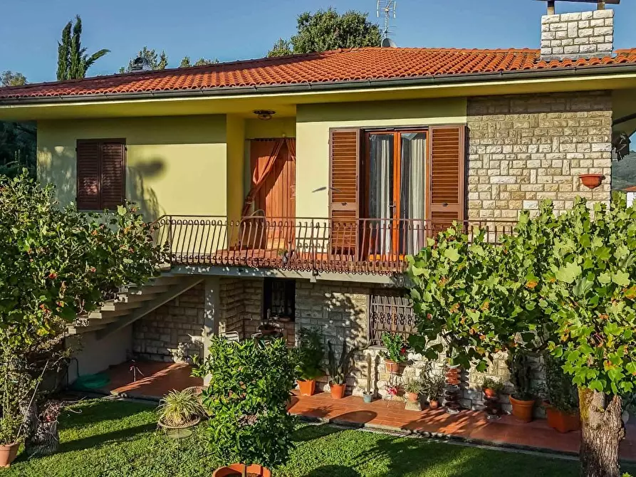 Immagine 2 di Casa indipendente in vendita  a Pescia