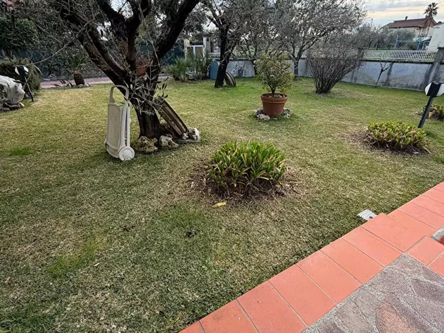 Immagine 1 di Casa trifamiliare in vendita  a Ortonovo