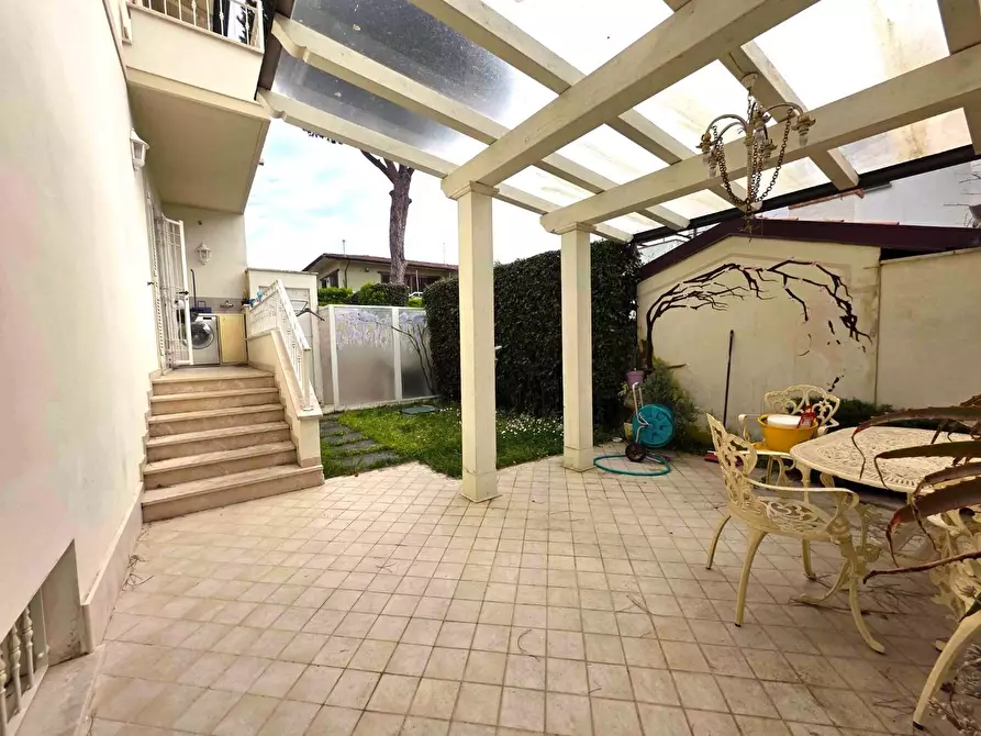 Immagine 1 di Casa bifamiliare in vendita  a Montignoso