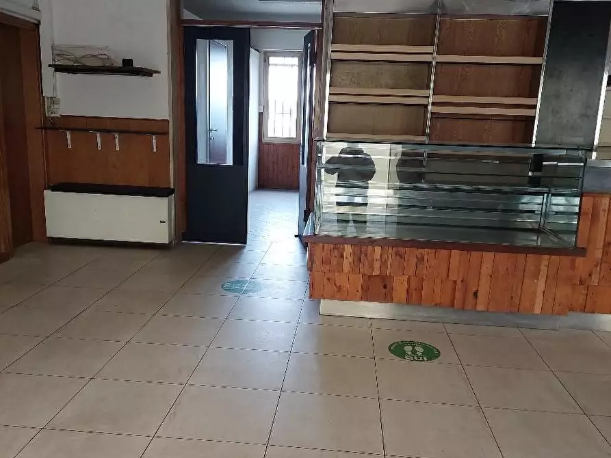 Immagine 2 di Negozio in vendita  a Lastra A Signa