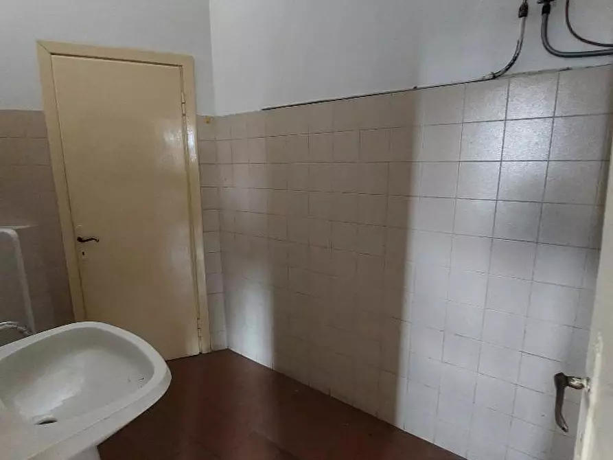 Immagine 10 di Negozio in vendita  a Lastra A Signa