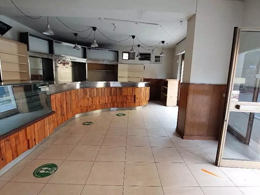 Immagine 3 di Negozio in vendita  a Lastra A Signa