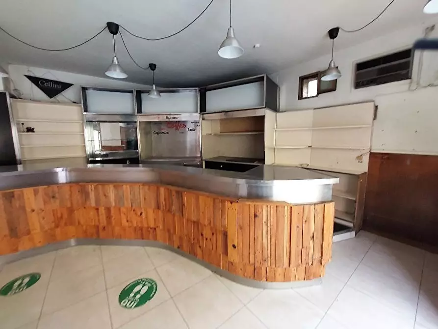 Immagine 4 di Negozio in vendita  a Lastra A Signa