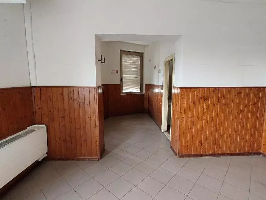 Immagine 9 di Negozio in vendita  a Lastra A Signa