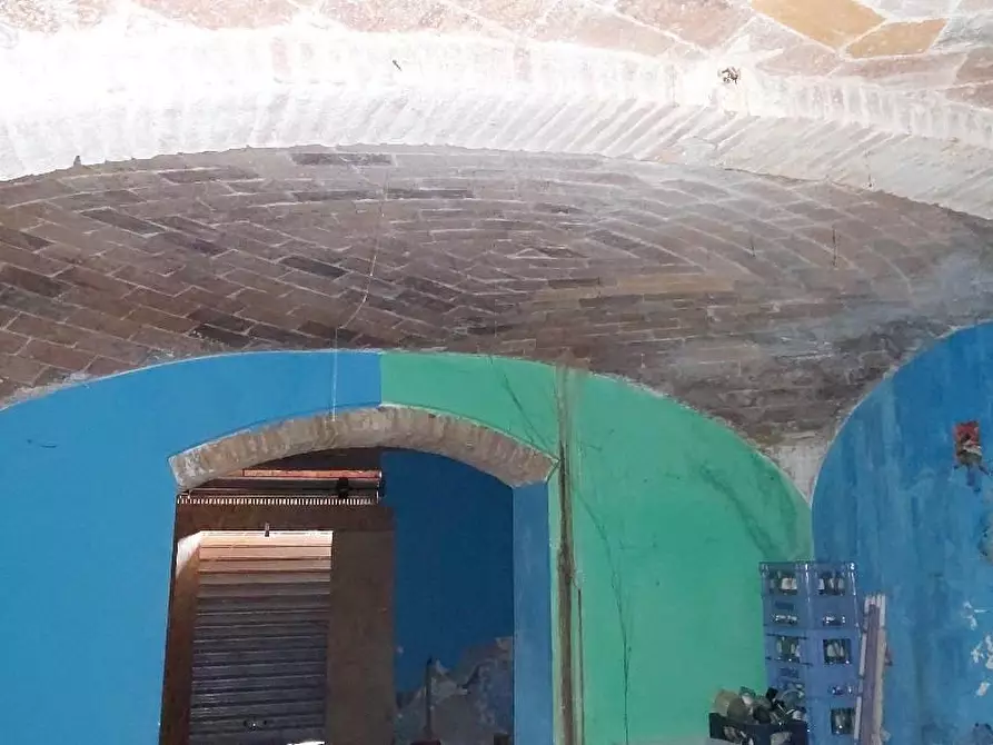 Immagine 18 di Negozio in vendita  a Lastra A Signa