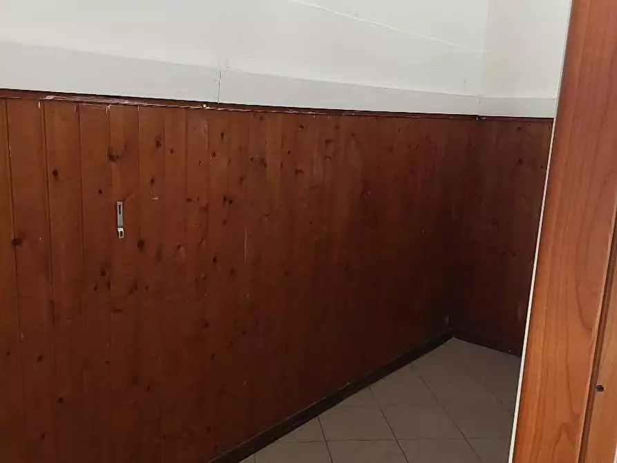 Immagine 12 di Negozio in vendita  a Lastra A Signa