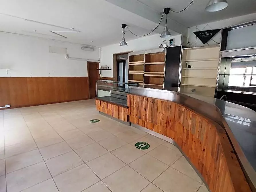 Immagine 6 di Negozio in vendita  a Lastra A Signa