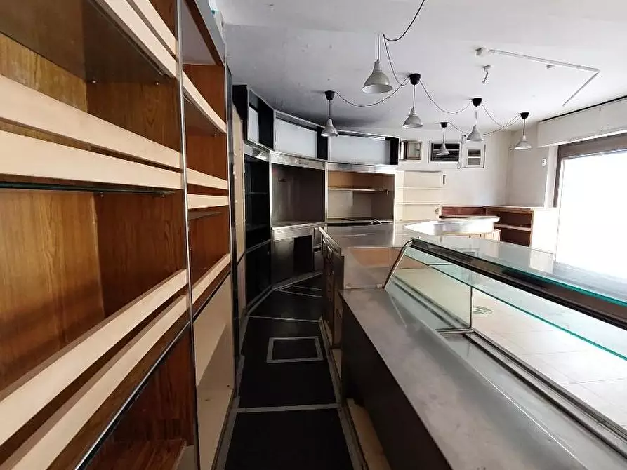 Immagine 7 di Negozio in vendita  a Lastra A Signa