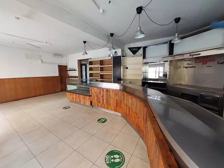 Immagine 5 di Negozio in vendita  a Lastra A Signa