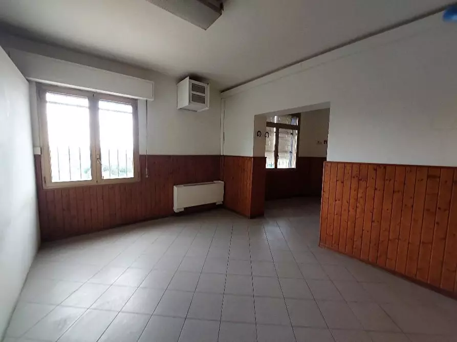 Immagine 8 di Negozio in vendita  a Lastra A Signa