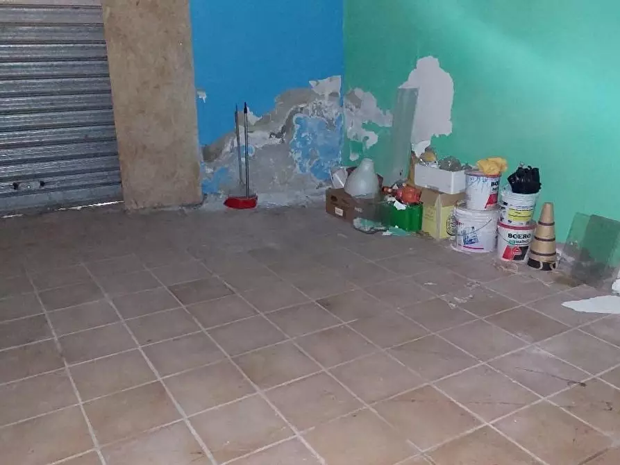 Immagine 15 di Negozio in vendita  a Lastra A Signa