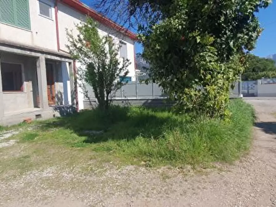 Immagine 2 di Casa bifamiliare in vendita  a Massa
