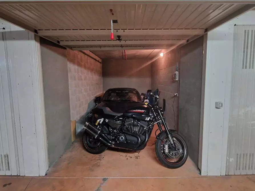 Immagine 1 di Garage in vendita  a Torino
