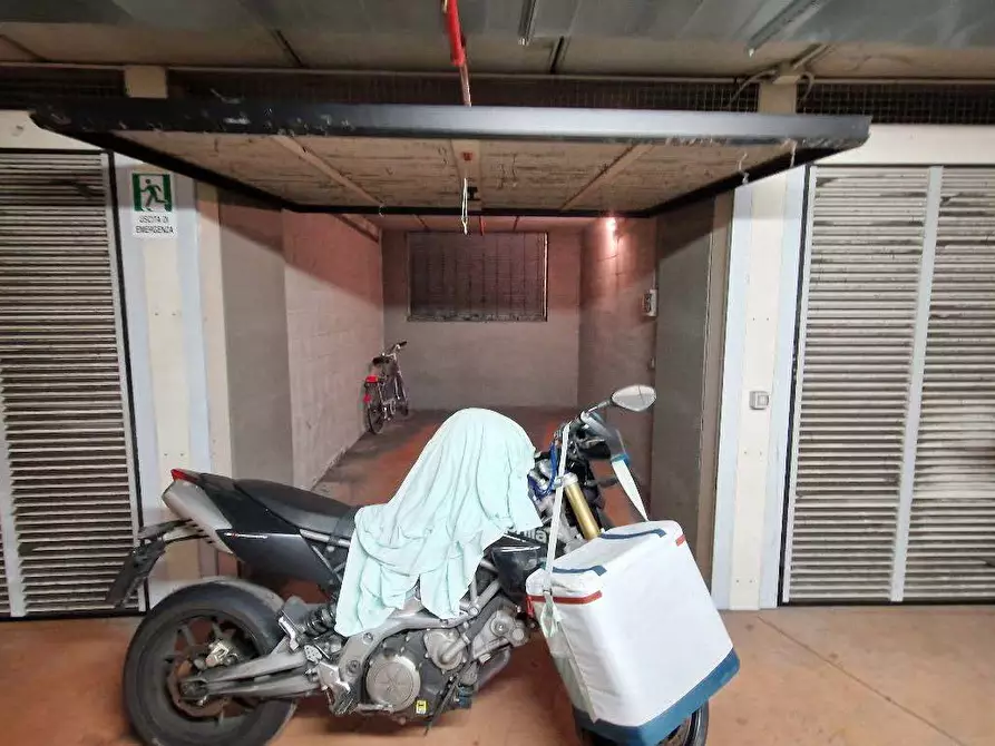 Immagine 1 di Garage in vendita  a Torino