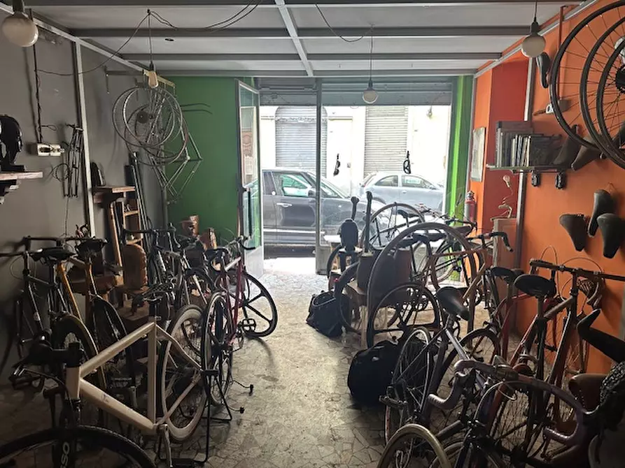 Immagine 2 di Negozio in vendita  a Torino