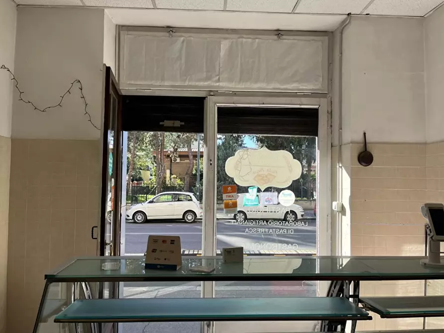 Immagine 5 di Negozio in vendita  a Torino