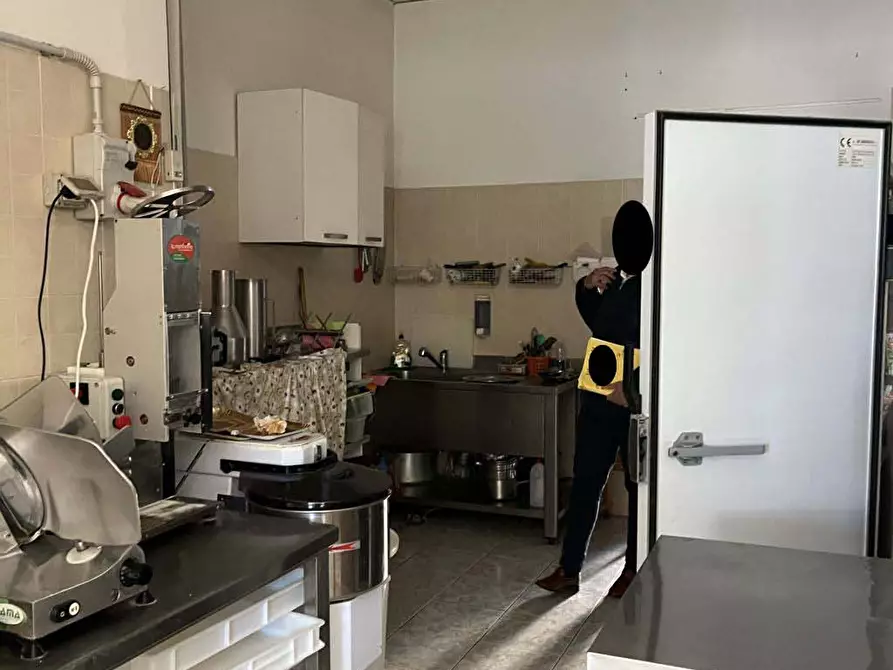 Immagine 6 di Negozio in vendita  a Torino