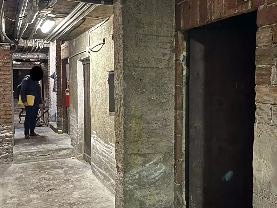 Immagine 10 di Negozio in vendita  a Torino