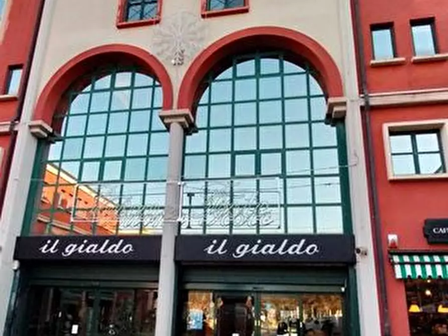 Immagine 1 di Negozio in vendita  a Chieri