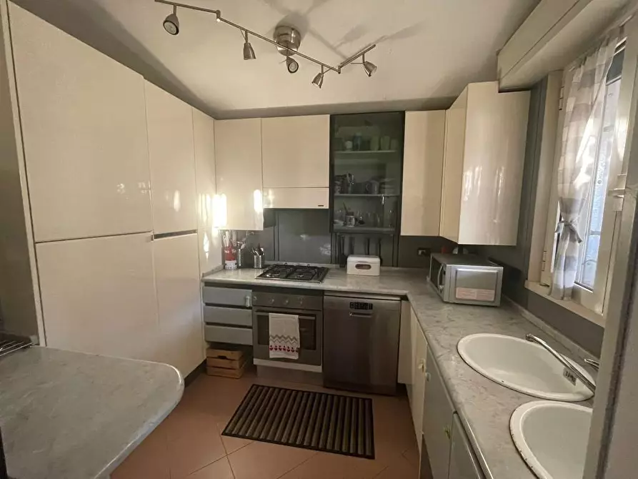 Immagine 12 di Casa bifamiliare in affitto  a Massa