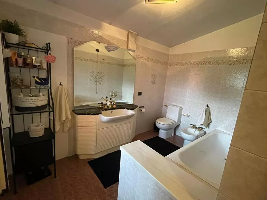 Immagine 16 di Casa bifamiliare in affitto  a Massa